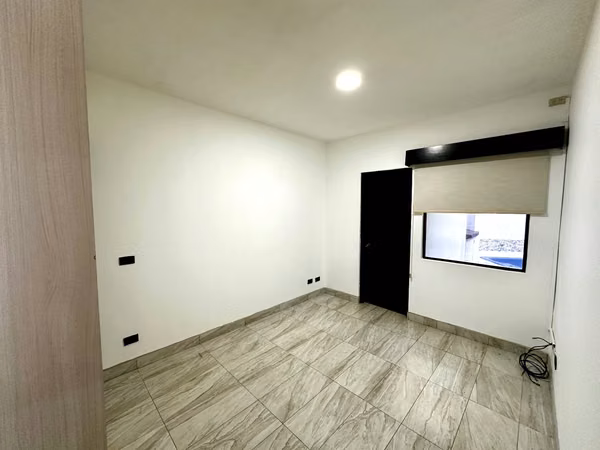 Casa en Alquiler en Guachipelín de Escazú – $2,000 4 hab. 3 baños 3 parqueos.