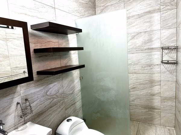 Casa en Alquiler en Guachipelín de Escazú – $2,000 4 hab. 3 baños 3 parqueos.