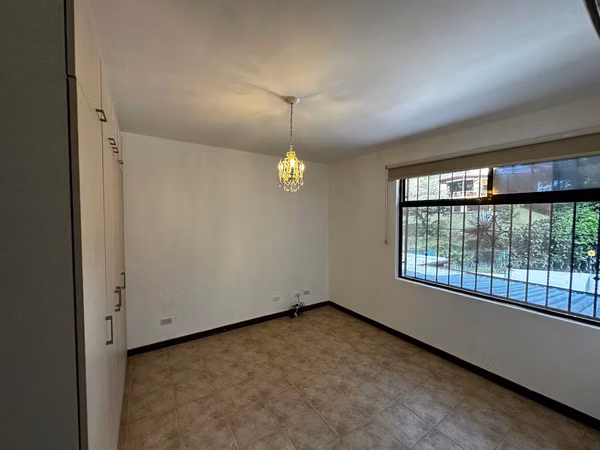 Casa en Alquiler en Guachipelín de Escazú – $2,000 4 hab. 3 baños 3 parqueos.