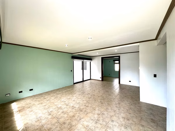 Casa en Alquiler en Guachipelín de Escazú – $2,000 4 hab. 3 baños 3 parqueos.