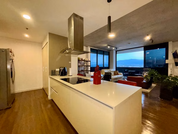 ALQUILER DE APARTAMENTO ESQUINERO EN ESCAZÚ VILLAGE CON LINEA BLANCA