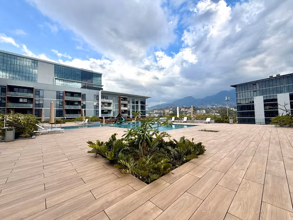 ALQUILER DE APARTAMENTO ESQUINERO EN ESCAZÚ VILLAGE CON LINEA BLANCA
