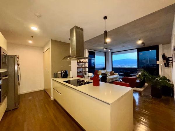 ALQUILER DE APARTAMENTO ESQUINERO EN ESCAZÚ VILLAGE CON LINEA BLANCA