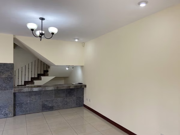 CASA EN CONDOMINIO EN ALQUILER SANTA ANA