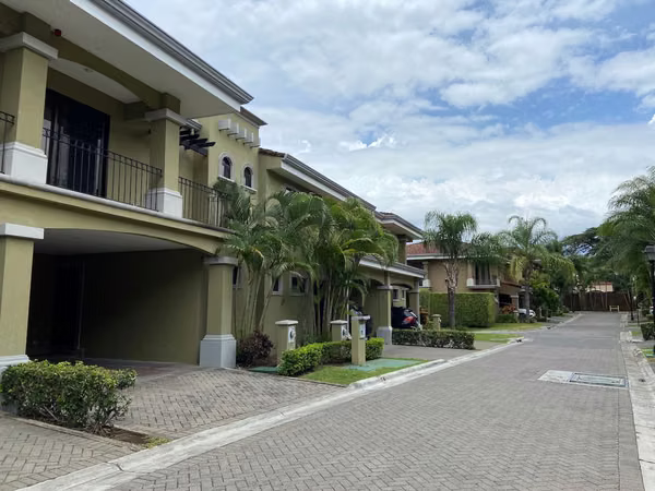 HOUSE IN CONDO FOR RENT SANTA ANA