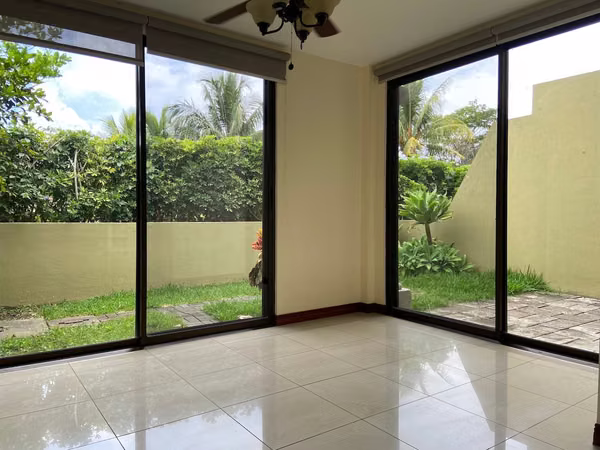 CASA EN CONDOMINIO EN ALQUILER SANTA ANA