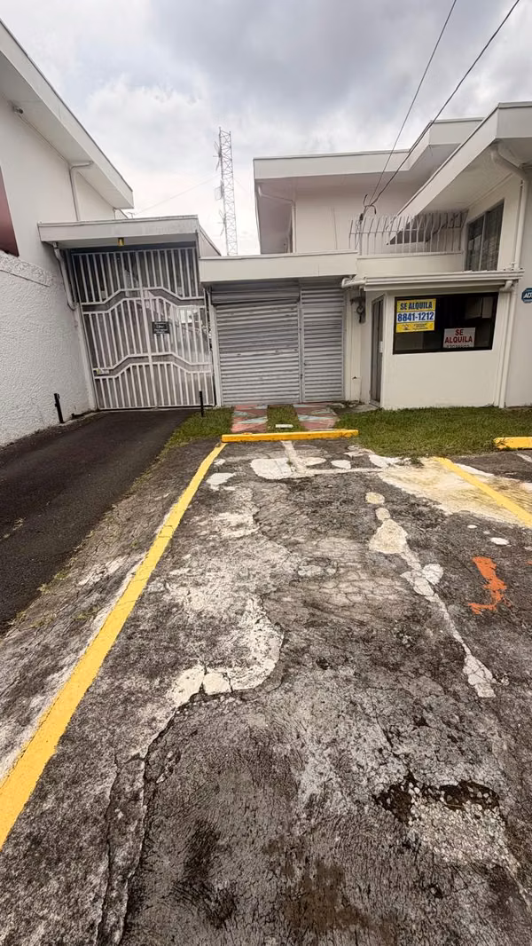 Se Alquila, Local Comercial, en Zapote de 70m2