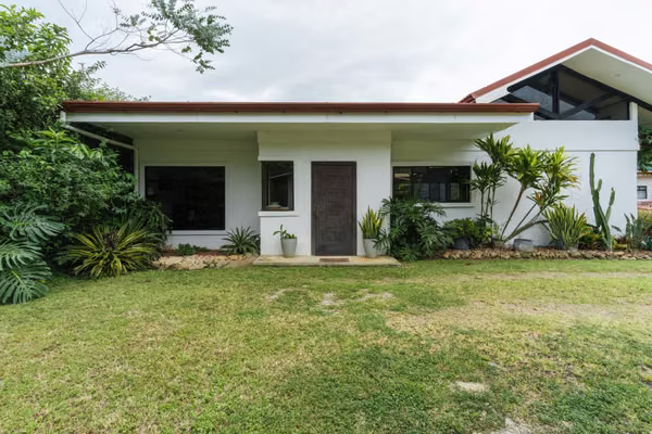 Casa de 3 Habitaciones con Jardines y Vista – Santa María de Dota