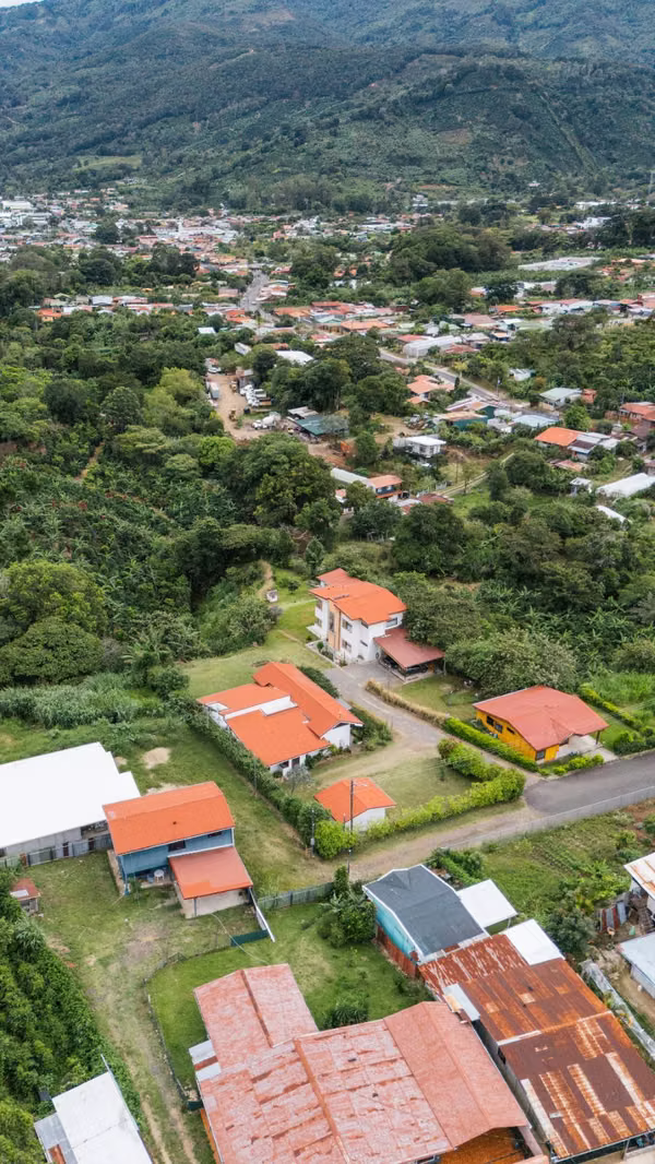 Casa de 3 Habitaciones con Jardines y Vista – Santa María de Dota