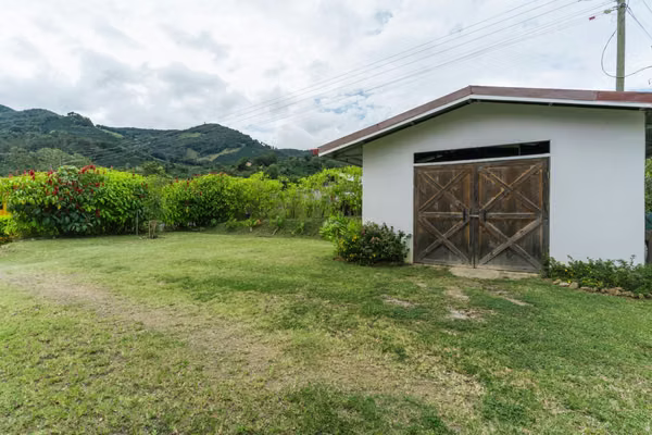 Casa de 3 Habitaciones con Jardines y Vista – Santa María de Dota