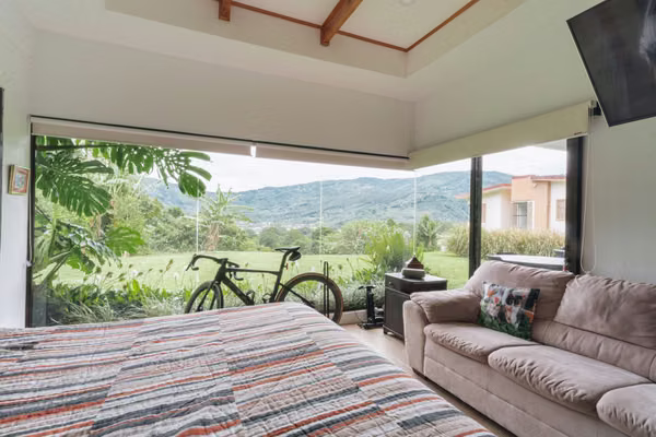Casa de 3 Habitaciones con Jardines y Vista – Santa María de Dota
