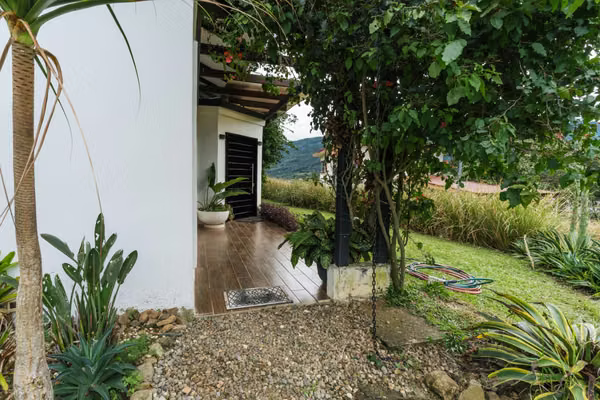 Casa de 3 Habitaciones con Jardines y Vista – Santa María de Dota
