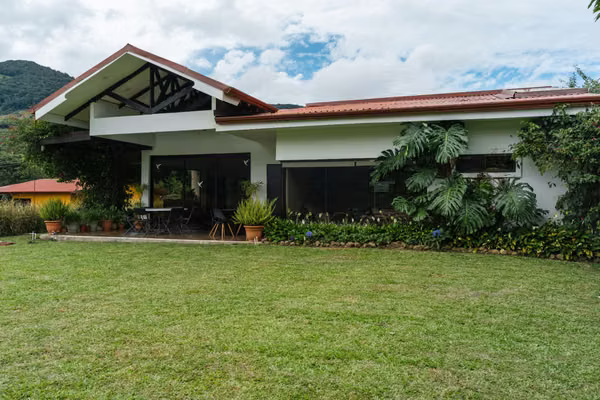 Casa de 3 Habitaciones con Jardines y Vista – Santa María de Dota