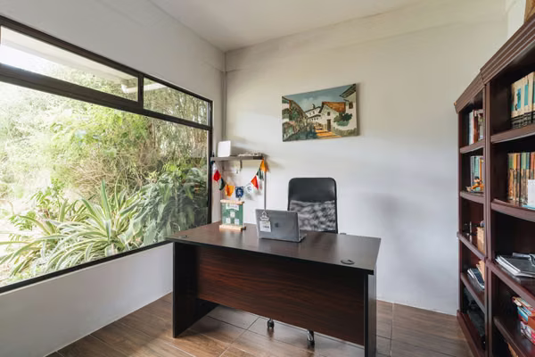Casa de 3 Habitaciones con Jardines y Vista – Santa María de Dota