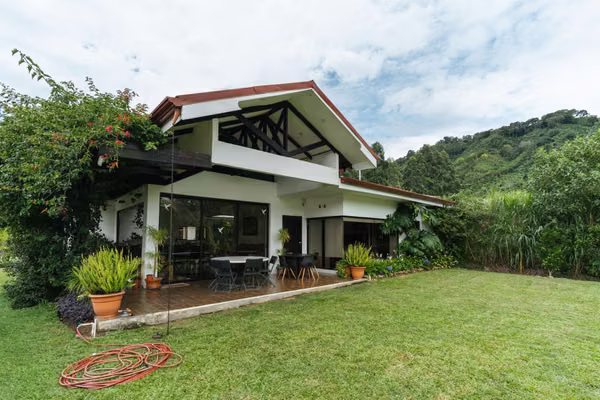 3-Bedroom House with Gardens and a View – Santa María de Dota