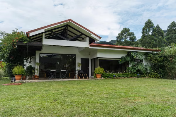 Casa de 3 Habitaciones con Jardines y Vista – Santa María de Dota
