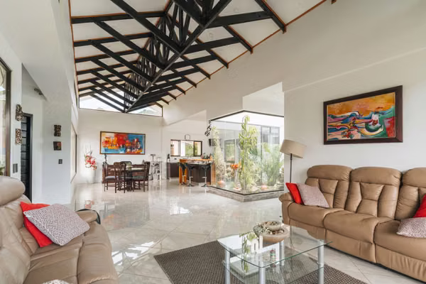 Casa de 3 Habitaciones con Jardines y Vista – Santa María de Dota
