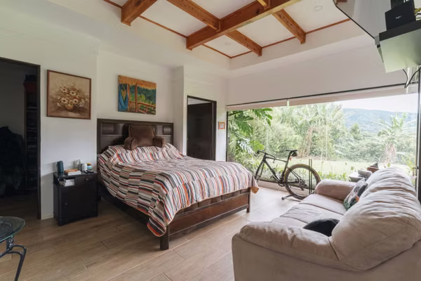 Casa de 3 Habitaciones con Jardines y Vista – Santa María de Dota