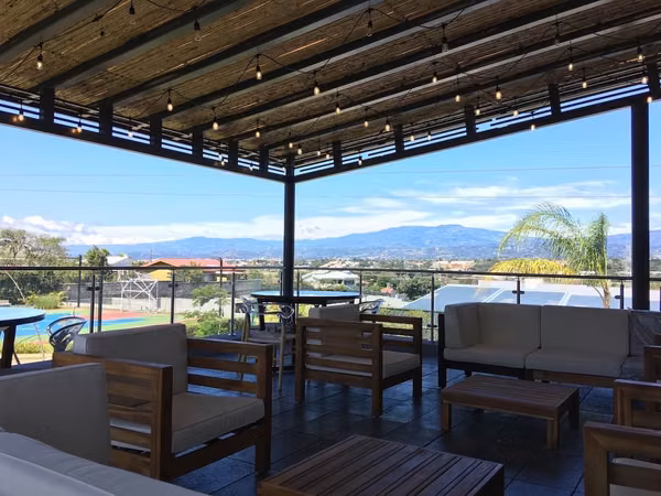 ALQUILER DE CASA NUEVA EN CONDOMINIO GUACHIPELÍN 310