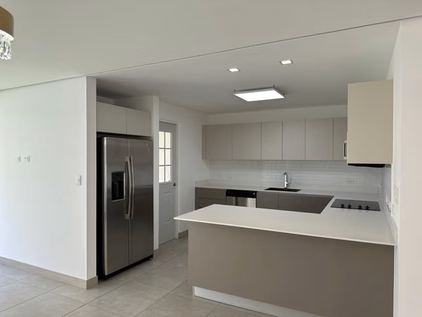   ALQUILER DE CASA NUEVA EN CONDOMINIO GUACHIPELÍN 310