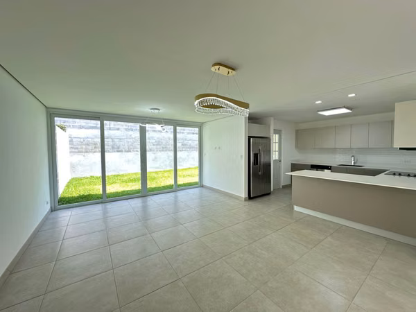 ALQUILER DE CASA NUEVA EN CONDOMINIO GUACHIPELÍN 310