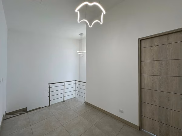 ALQUILER DE CASA NUEVA EN CONDOMINIO GUACHIPELÍN 310