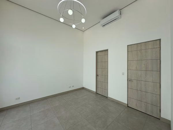 ALQUILER DE CASA NUEVA EN CONDOMINIO GUACHIPELÍN 310