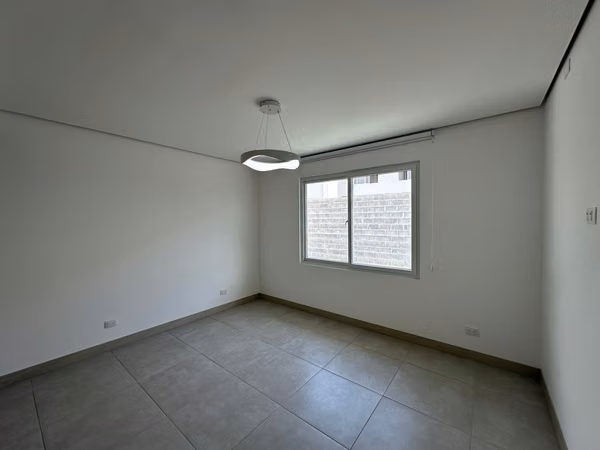 ALQUILER DE CASA NUEVA EN CONDOMINIO GUACHIPELÍN 310