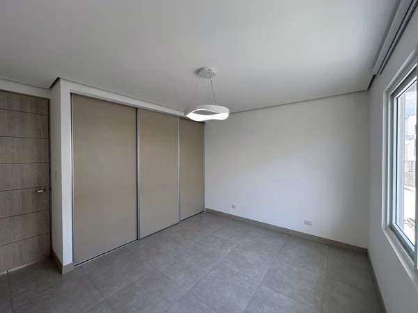 ALQUILER DE CASA NUEVA EN CONDOMINIO GUACHIPELÍN 310