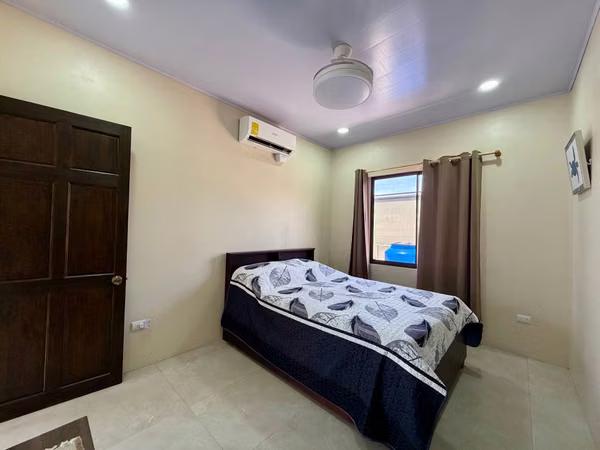 Casa con piscina en venta, Parrita, Puntarenas