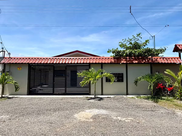 Casa con piscina en venta, Parrita, Puntarenas