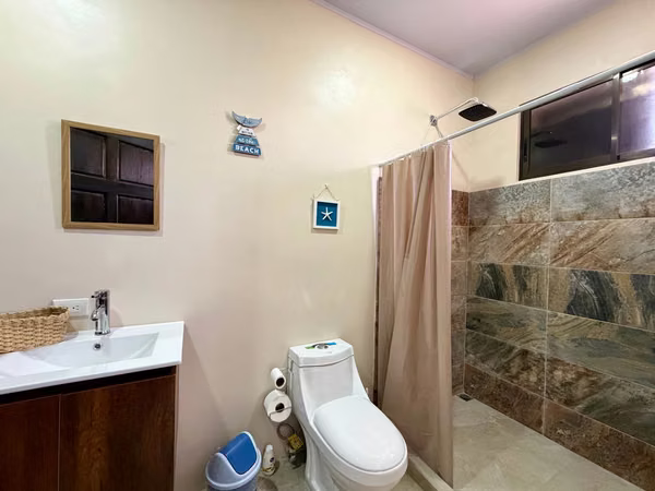 Casa con piscina en venta, Parrita, Puntarenas