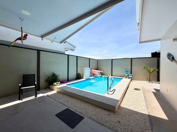 Casa con piscina en venta, Parrita, Puntarenas