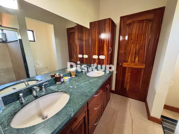 Venta de preciosa casa de 5 hab. Amplio patio. Residencial Altamonte. Curridabat
