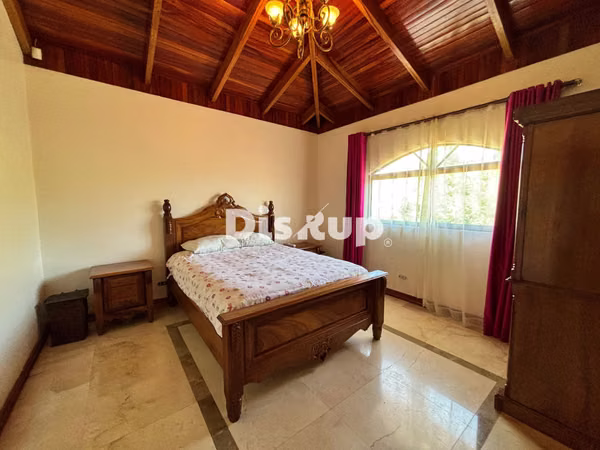 Venta de preciosa casa de 5 hab. Amplio patio. Residencial Altamonte. Curridabat