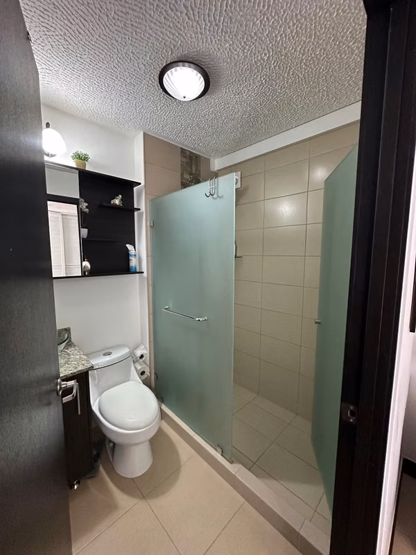 VENTA DE HERMOSO APARTAMENTO EN PISO 8 EN CONDOMINIO 9-10 COMPLETAMENTE AMOBLADO Y EQUIPADO