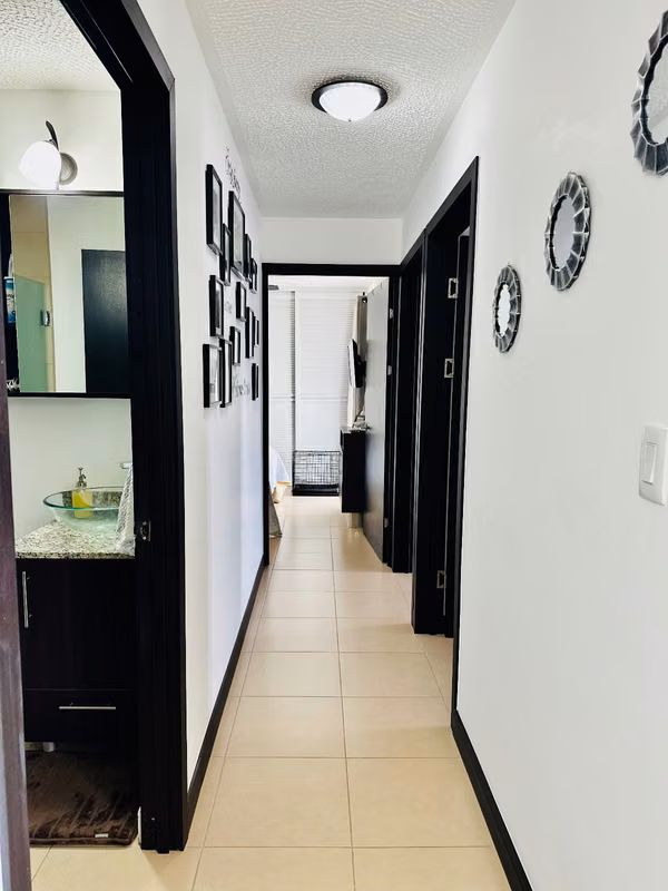VENTA DE HERMOSO APARTAMENTO EN PISO 8 EN CONDOMINIO 9-10 COMPLETAMENTE AMOBLADO Y EQUIPADO