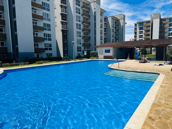 VENTA DE HERMOSO APARTAMENTO EN PISO 8 EN CONDOMINIO 9-10 COMPLETAMENTE AMOBLADO Y EQUIPADO