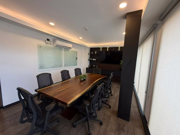 FULL OFFICE FURNISHED AND EQUIPPED