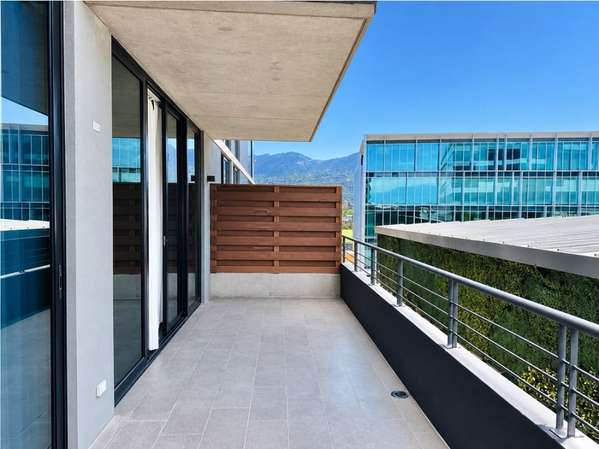 Apartamento con terraza y amueblado en Escazú Village