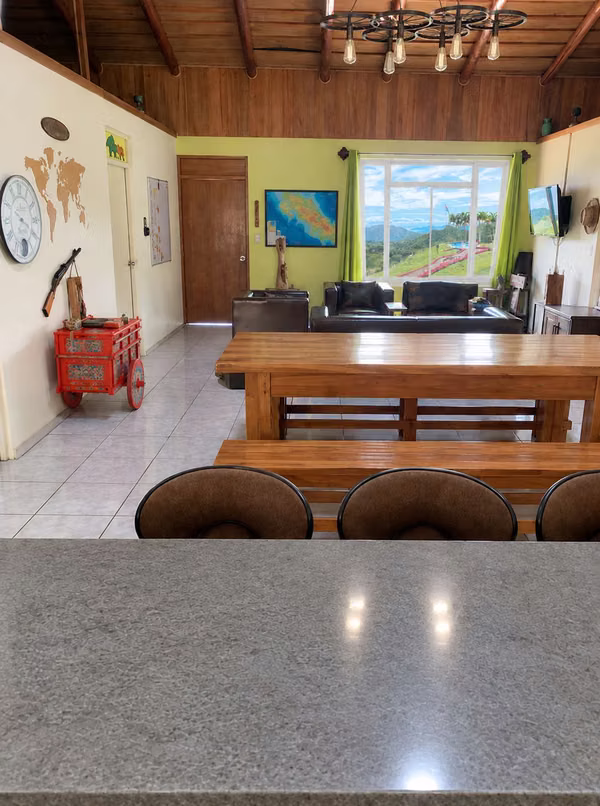 Se Alquila Amplia Casa Amueblada con Vista al Mar