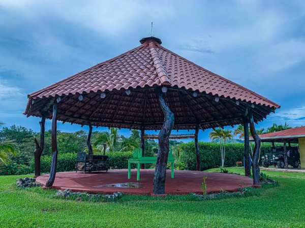 Se Alquila Amplia Casa Amueblada con Vista al Mar