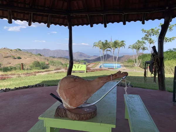 Se Alquila Amplia Casa Amueblada con Vista al Mar