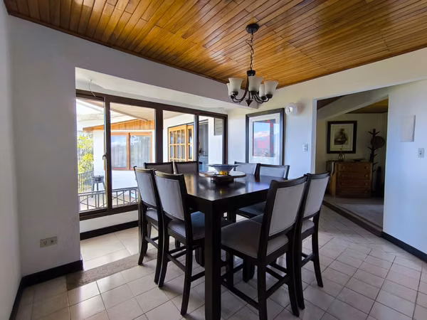 Casa Exclusiva en San Antonio de Escazú | Vistas Panorámicas, Amplios Jardines y Máxima Privacidad