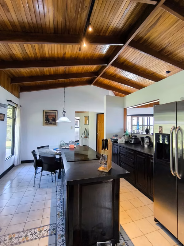 Casa Exclusiva en San Antonio de Escazú | Vistas Panorámicas, Amplios Jardines y Máxima Privacidad