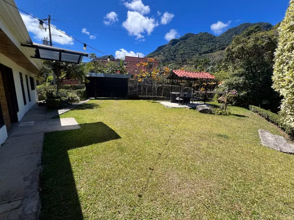 Casa Exclusiva en San Antonio de Escazú | Vistas Panorámicas, Amplios Jardines y Máxima Privacidad