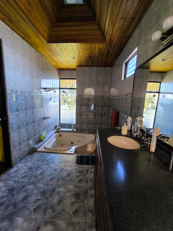 Casa Exclusiva en San Antonio de Escazú | Vistas Panorámicas, Amplios Jardines y Máxima Privacidad