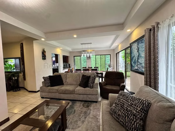 Venta casa en La Ribera Belén con beneficio extra