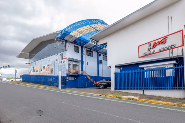 Edificio comercial sobre avenida 10 en el distrito hospital de San José