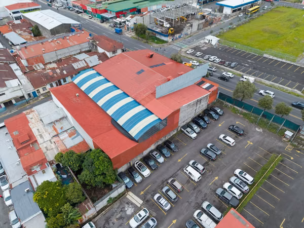 Edificio comercial sobre avenida 10 en el distrito hospital de San José